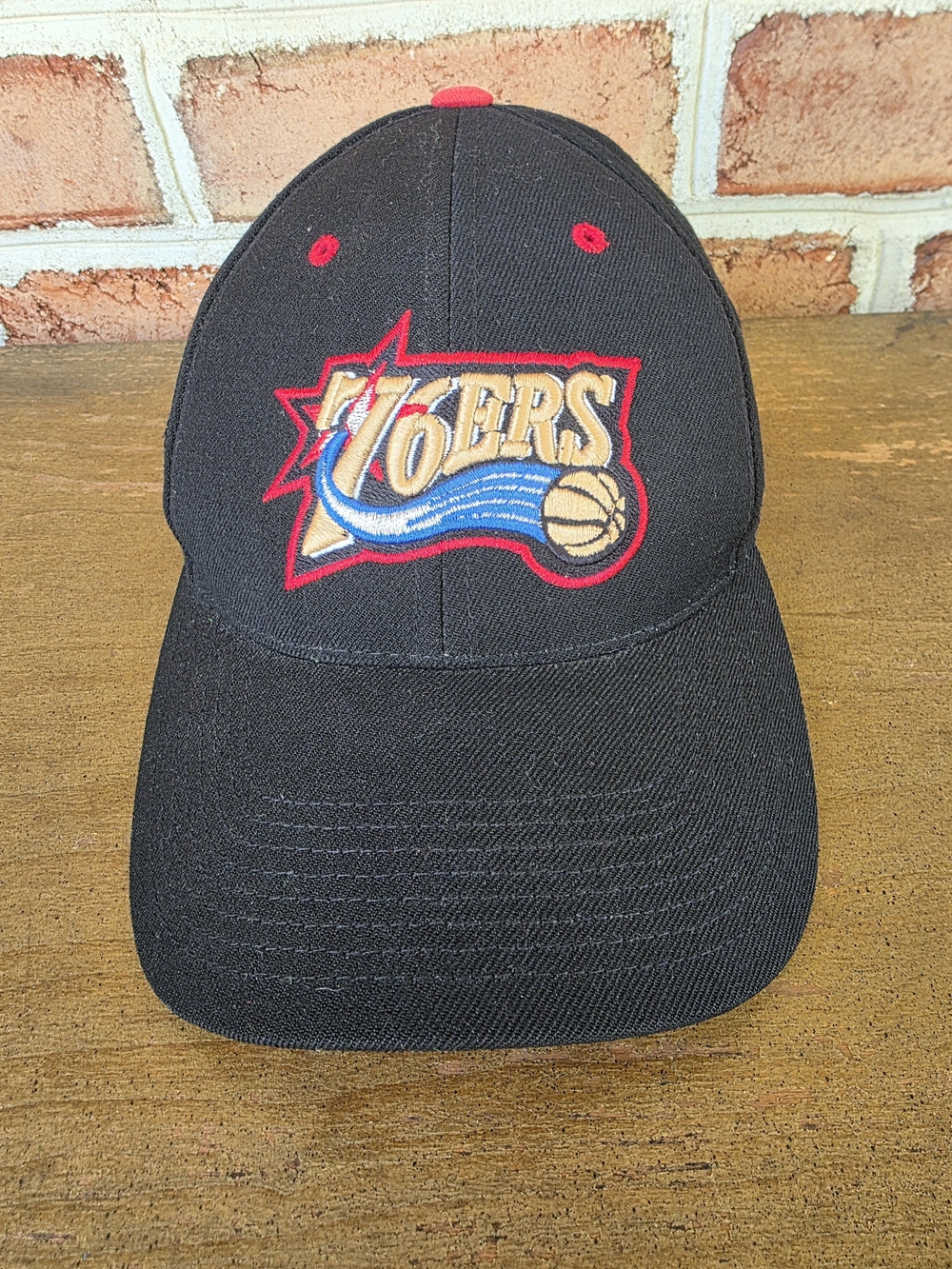 76ers VINTAGE STRAPBACK Black Baseball Cap with Team Logo
